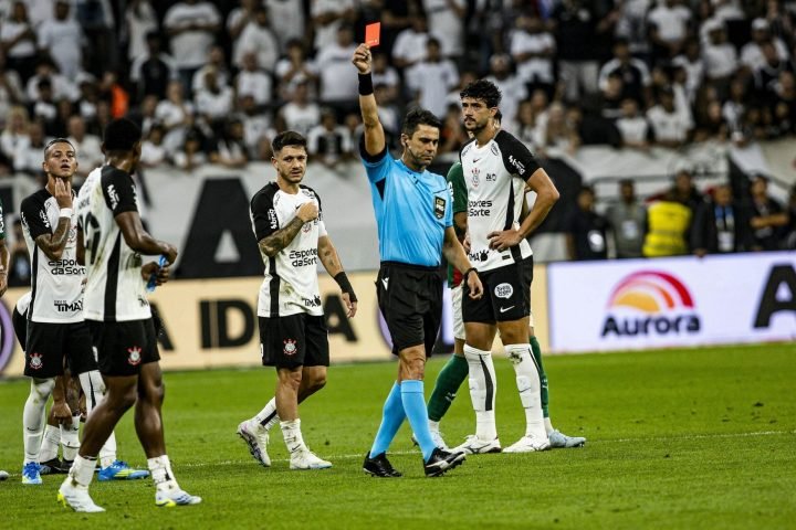 Foto: Flávio Rodrigues de Souza expulsou dois atletas do Corinthians. (Foto: Ron