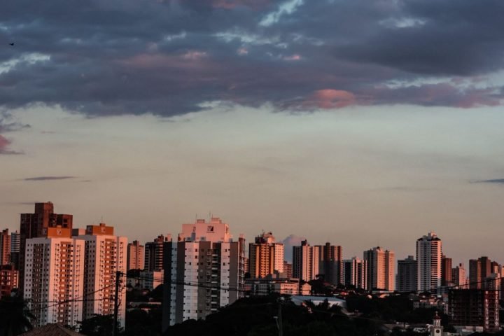 cidade-nuvens-sol-calor-baixa-umidade-tempo-clima-