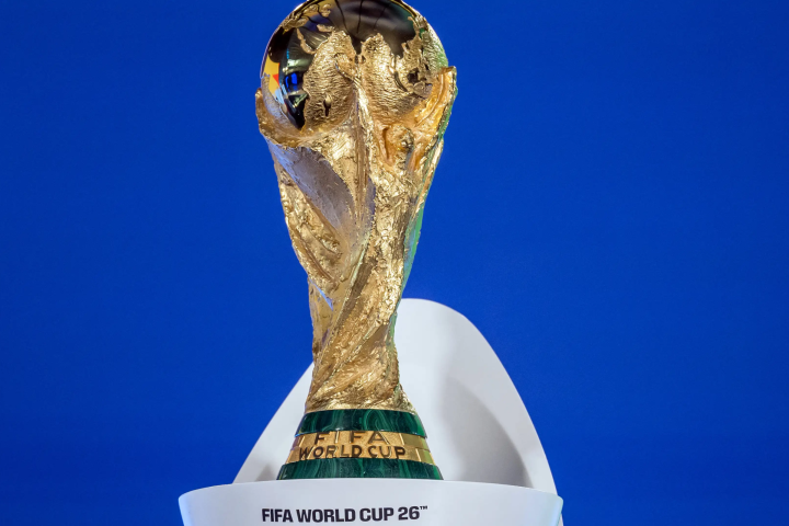 Foto: Bola da Copa do Mundo no jogo entre Itália e Irlanda do Norte (Foto: Stefa