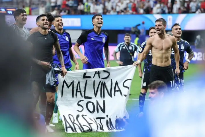 copa-do-mundo-fifa-aplica-multas-milionarias-a-argentina-e-suspende-atletas