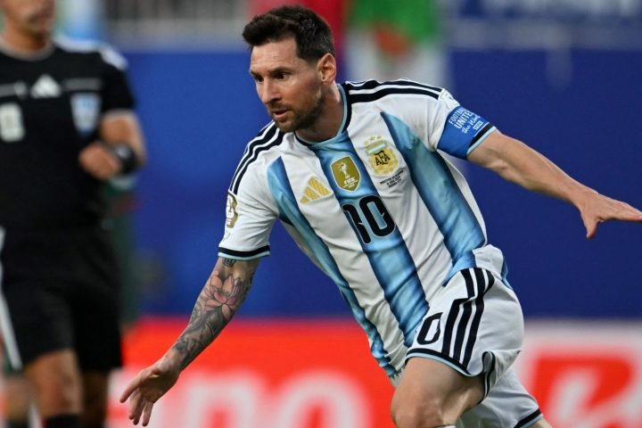 Messi comemora um dos gols marcados contra a Argélia — Foto: Messi comemora um d