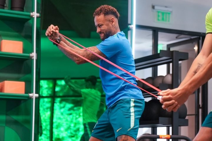 Neymar participou de treino regenerativo da seleção neste domingo (14/6) nos EUA