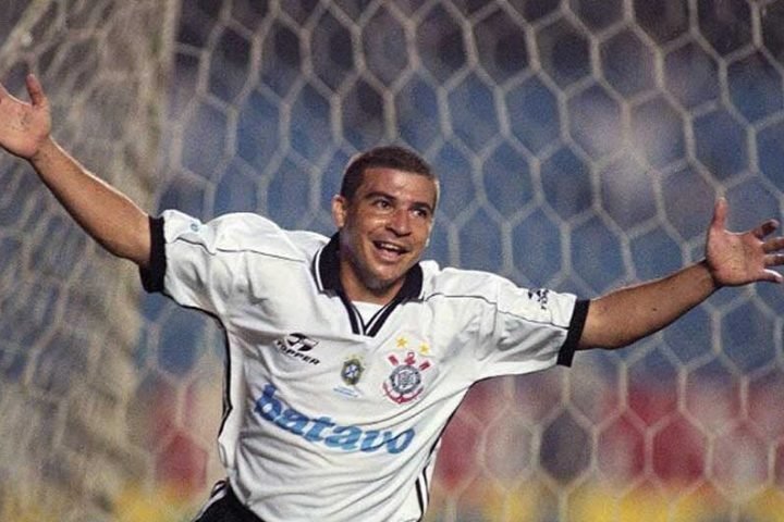 corinthians-2-x-0-atletico-mg-no-brasileirao-1999-luizao-encaminha-titulo