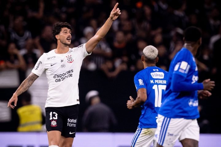 corinthians-e-denunciado-no-stjd-por-arremesso-de-objetos-e-invasao-de-campo