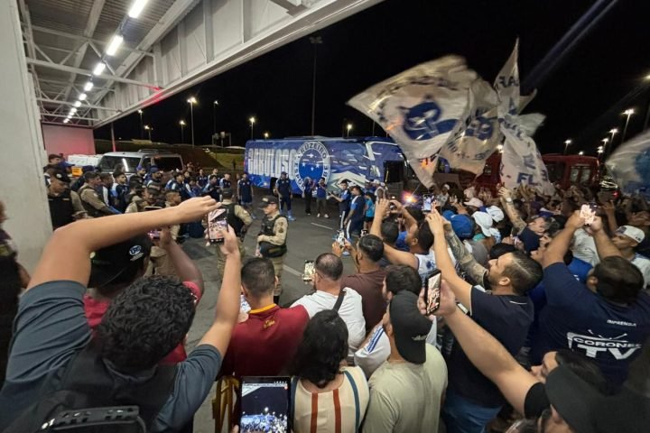 cruzeiro-festa-torcida-cruzeiro-embarque-rio-libertadores-1787091508