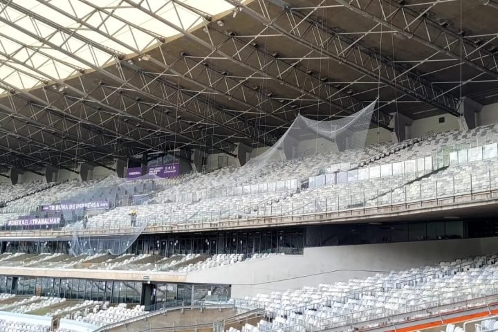 Rede de proteção sendo instalada no setor visitante do Mineirão — Foto: Rede de