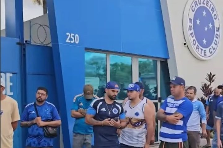 cruzeiro-protesto-na-porta-da-toca-ii-1789830469