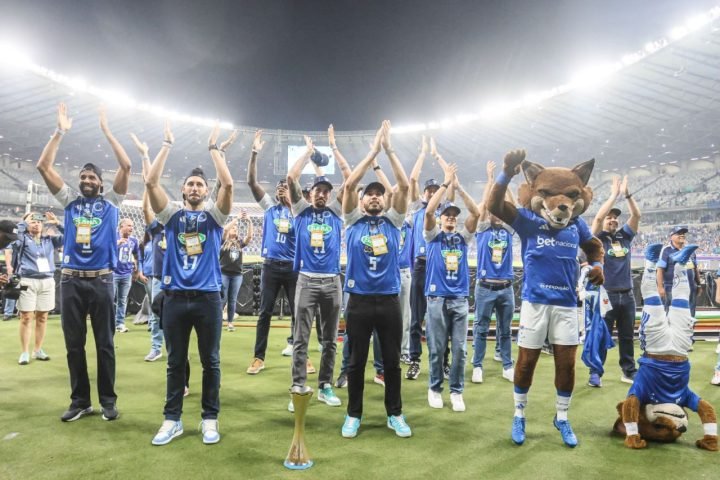 volta olímpica do Sada Cruzeiro no Mineirão — Foto: volta-olímpica-sada-cruzeiro