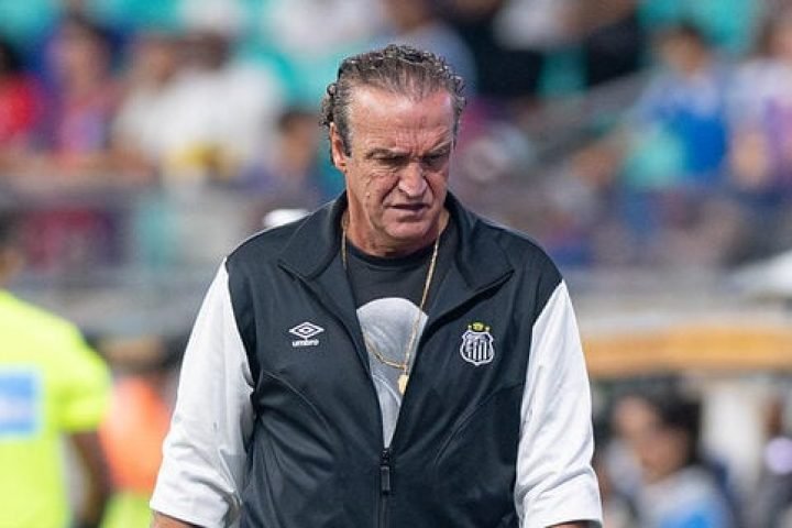 Cuca ao lado de Ananias e Tomás Rincón no duelo entre Santos e Bahia. — Foto: Cu