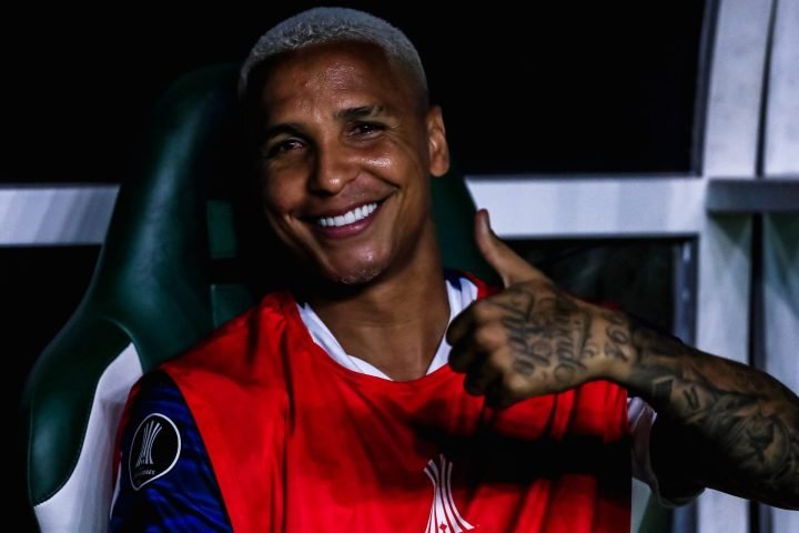 deyverson-comemora-eliminacao-do-flamengo-com-camisa-de-andreas-pereira
