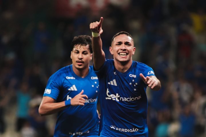 em-estreia-de-artur-jorge-cruzeiro-atropela-vitoria-e-vence-pela-primeira-vez-no-brasileirao