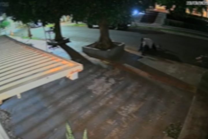 Foto: Vítima foi arrastada pela Rua Hermelita de Oliveira Gomes. (Foto: Reproduç