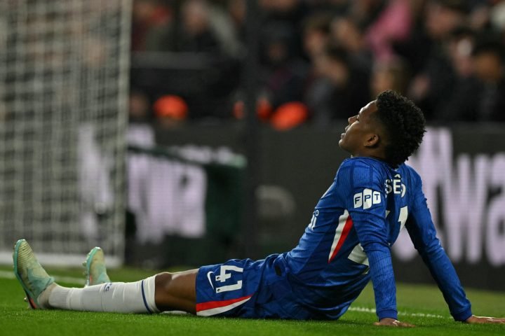 Estêvão sofreu uma lesão durante a partida da Premier League entre Chelsea e Man