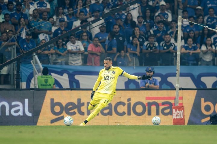 everson-sofre-lesao-e-desfalca-o-atletico-contra-o-vitoria-veja-detalhes