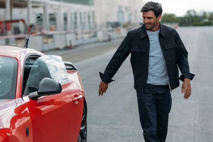 Carlos Sainz pisou fundo no MadRing a bordo do Mustang Dark Horse manual — Foto: