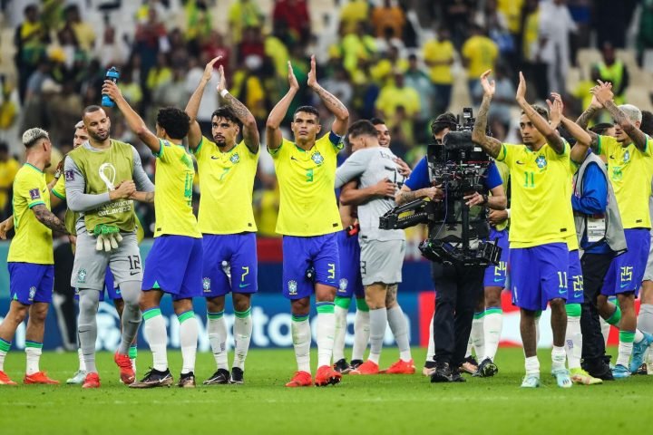 Jogadores da Seleção Brasileira comemoram a vitória sobre a Sérvia na Copa do Mu