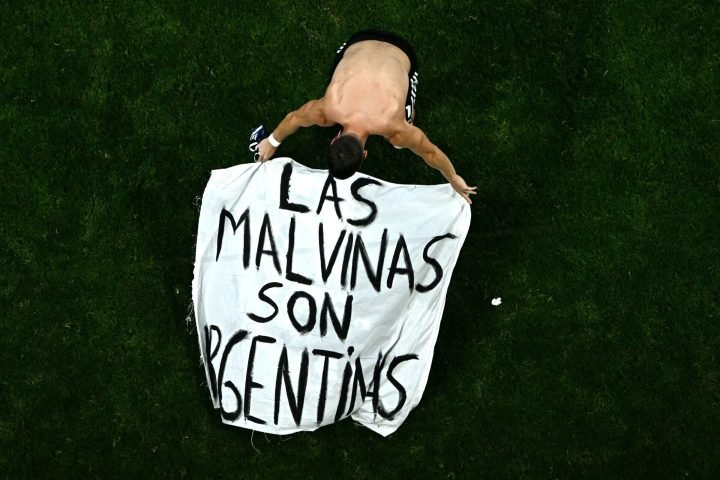 fifa-abre-investigacao-sobre-argentina-por-faixa-das-malvinas-na-copa-do-mundo