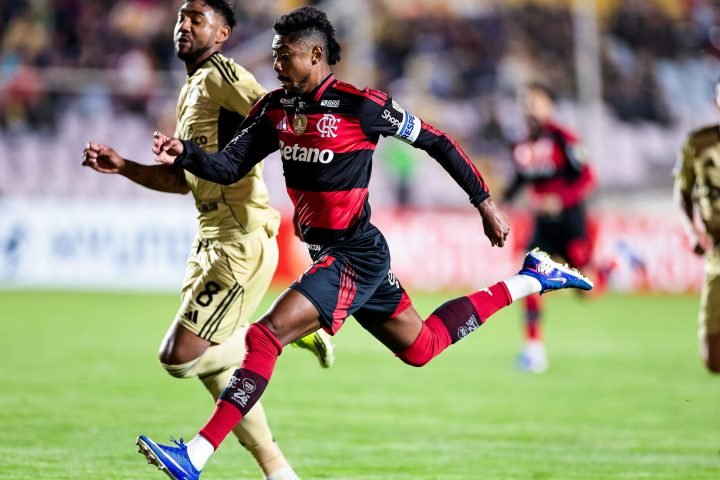 Bruno Henrique com o troféu da Libertadores — Foto: Bruno Henrique com o troféu