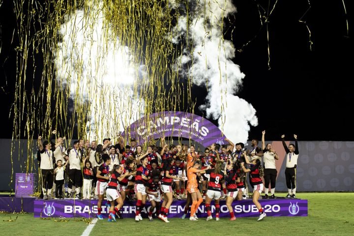 Jogadoras comemoram um dos gols da vitória do Fla sobre o São Paulo no Luso-Bras