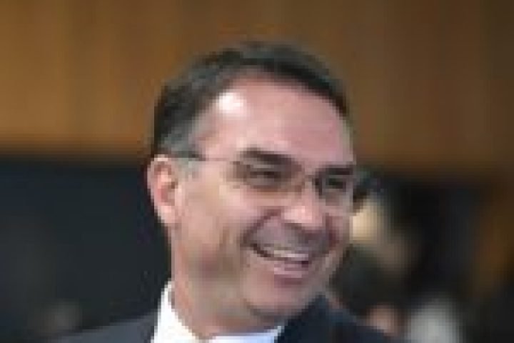 flavio-bolsonaro-fugiu-do-pais-150x150-1