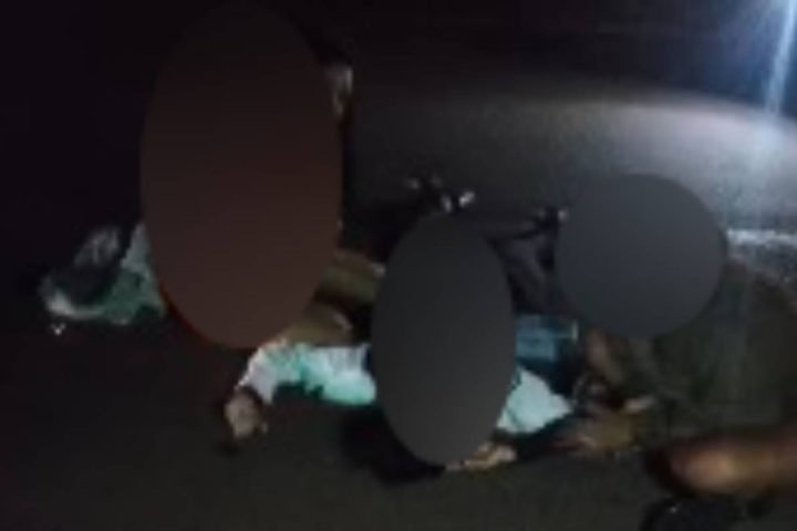 Mulher caída ao solo sendo amparada pelas amigas logo após o atropelamento — Fot