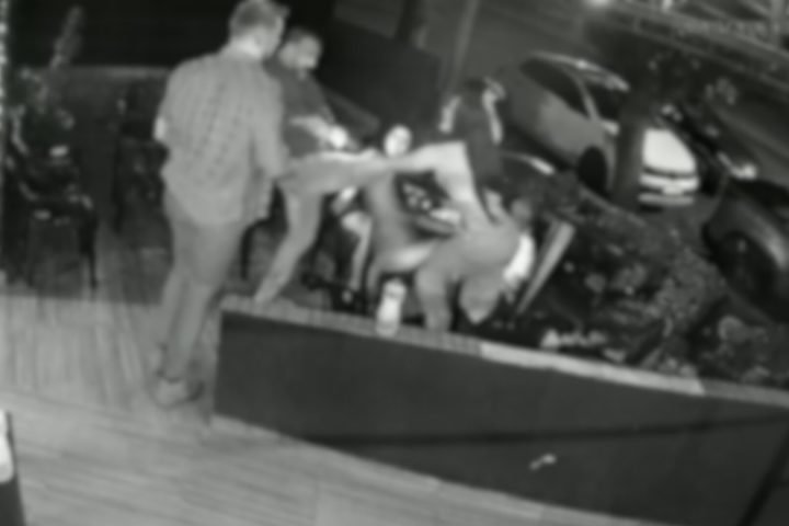 Foto: Policiais teriam agredido as vítimas em lanchonete. (Foto: Reprodução)