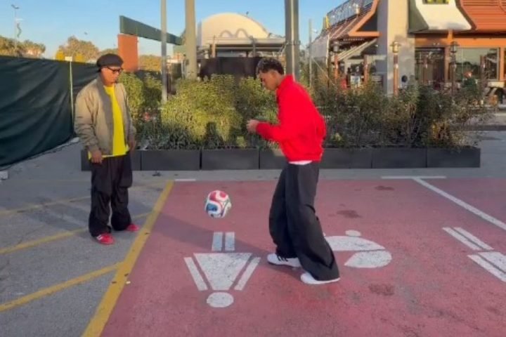 Ronaldinho e Yamal em desafio de embaixadinhas — Foto: ronaldinho-yamal-embaixad