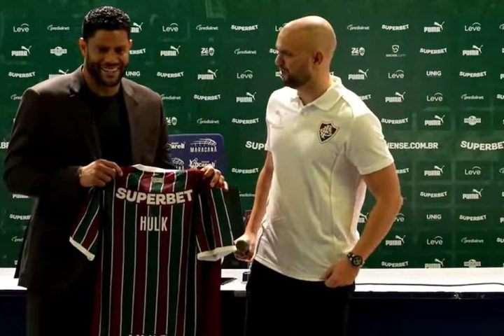 Hulk mostrou a camisa sem número, mas seguirá jogando com a 7 no Fluminense — Fo