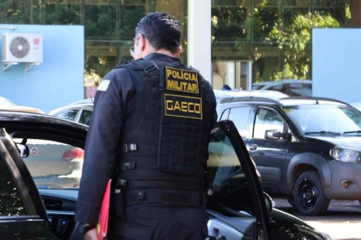 Agente do Gaeco auxilia no cumprimento de mandados na Sisep. — Foto: Agente do G
