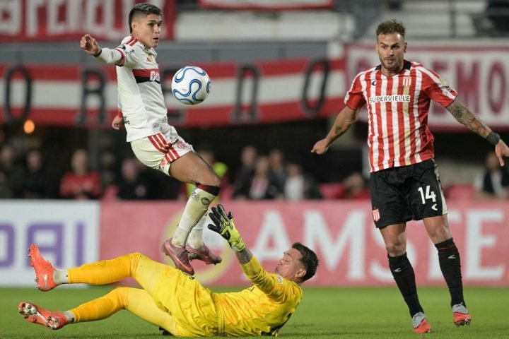 Luiz Araújo em Estudiantes x Flamengo — Foto: Luiz Araújo em Estudiantes x Flame