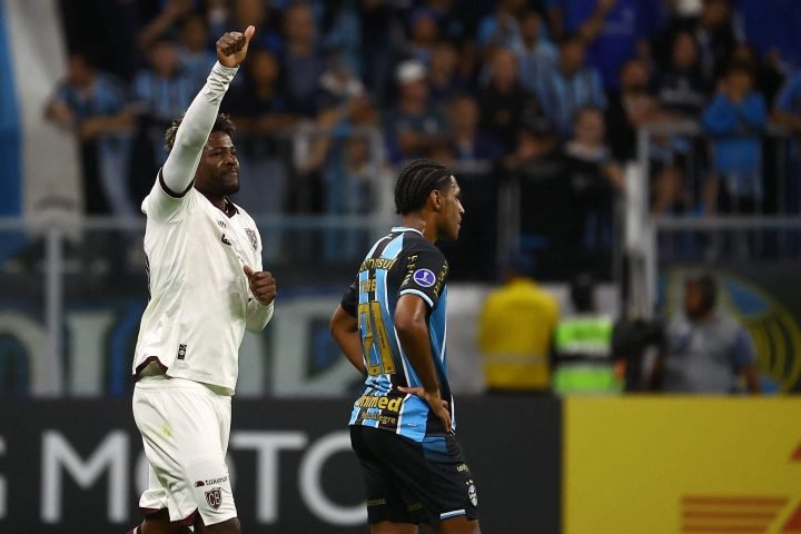 gremio-perde-para-o-bolivar-e-e-eliminado-da-sul-americana