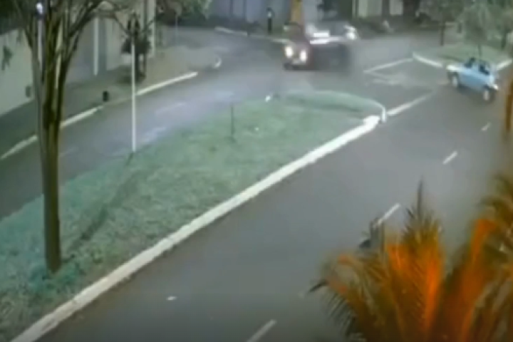 Logan destruiu Uno com batida. (Foto: Reprodução, Câmeras de Segurança)