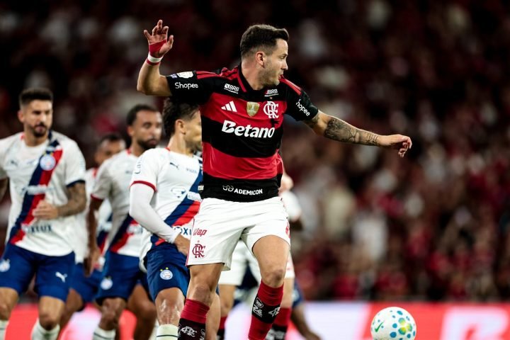 Pedro disputa bola com jogador do Bahia — Foto: Pedro disputa bola com jogador d