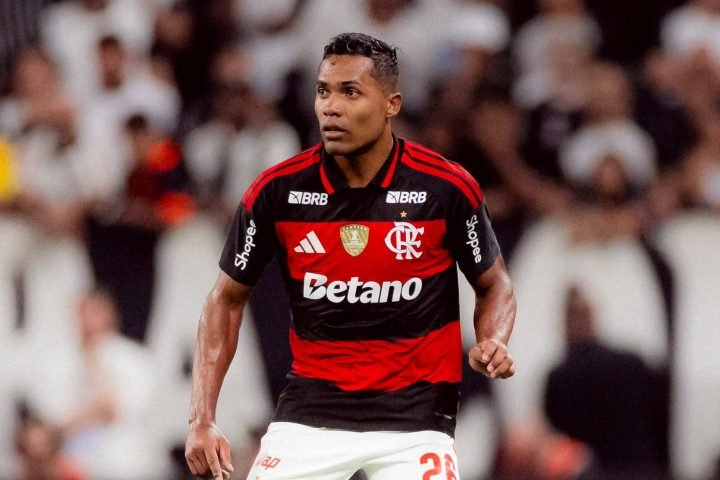 Alex Sandro em ação em Corinthians x Flamengo — Foto: Alex Sandro em ação em Cor
