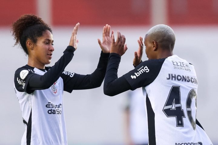 Jogadoras do Corinthians comemoram gol contra o Always Ready em duelo válido pel