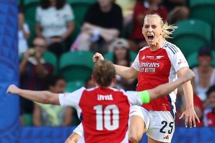 Foto: Blackstenius marcou o gol do título do Arsenal na Champions feminina. (Fot