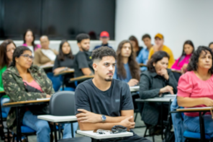 jovens-sala-de-aula-300x197-1