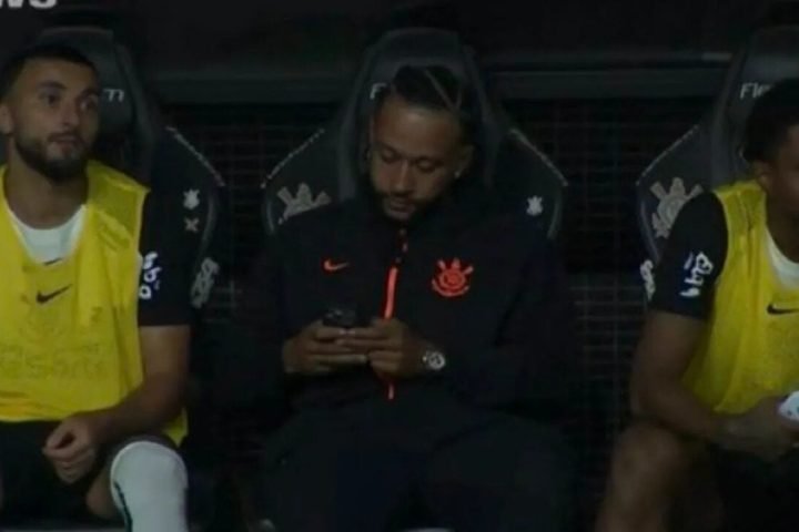 Memphis deixou o campo lesionado — Foto: Memphis deixou o campo lesionado (Foto: