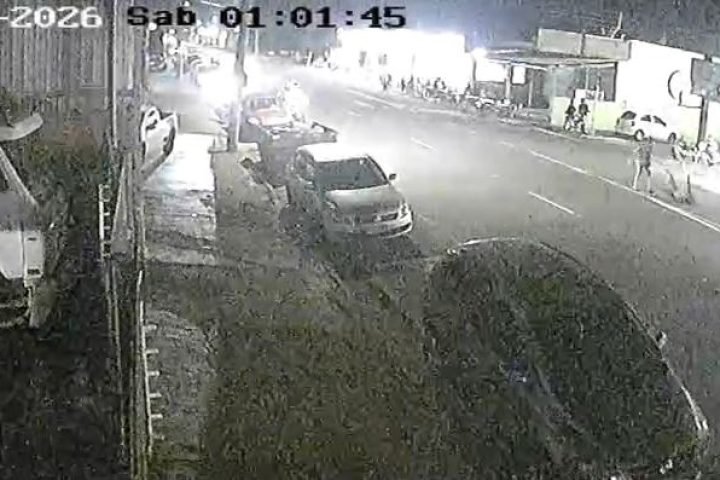 Foto: Câmera de segurança registrou o momento da colisão no último sábado (14).