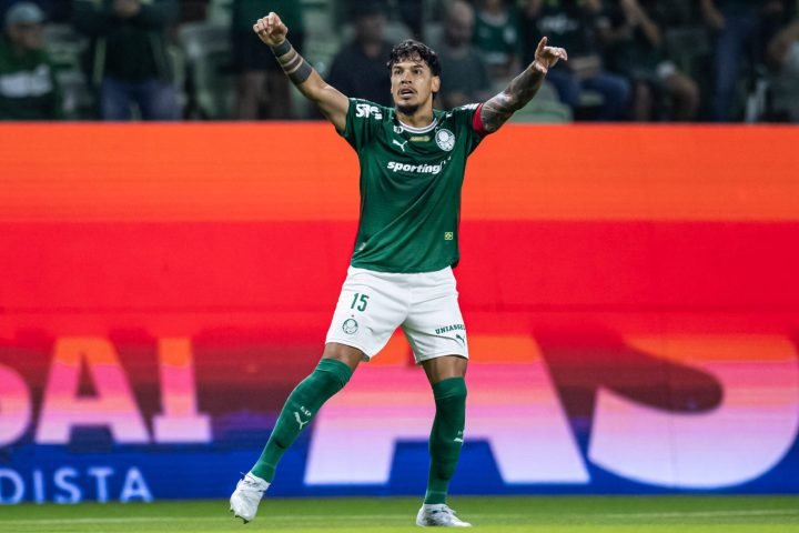 Gustavo Gómez disputa posse de bola durante partida entre Palmeiras e Athletico