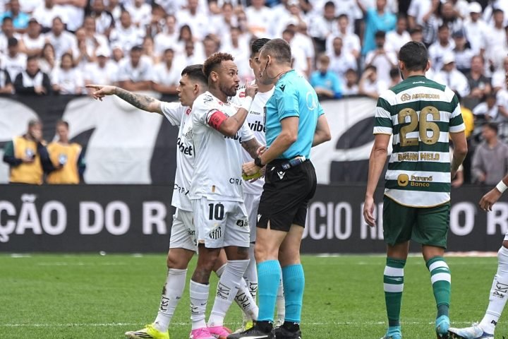 Neymar se revolta no banco de reservas do Santos após deixar partida contra o Co