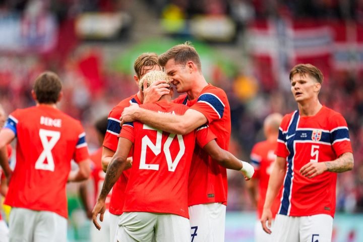 Jogadores da Noruega comemorando a vitória sobre a Suécia — Foto: Jogadores da N