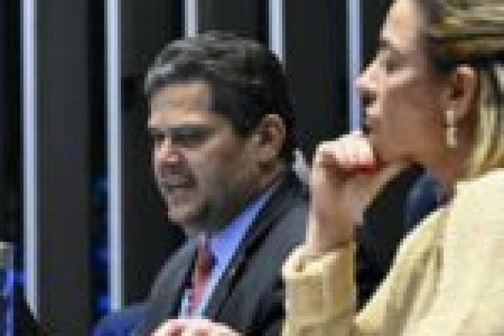 presidente-do-senado-davi-alcolumbre-ao-lado-da-senadora-soraya-thronicke-150x150-1