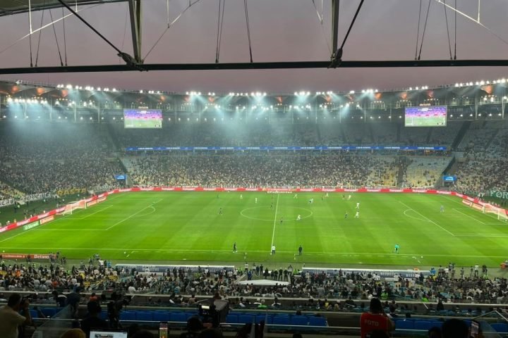 publico-baixo-em-vasco-x-fluminense-chama-atencao-loucura