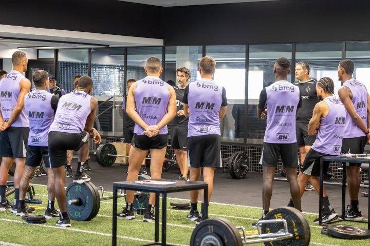 Domínguez conversa com jogadores do Atlético — Foto: Domínguez conversa com joga