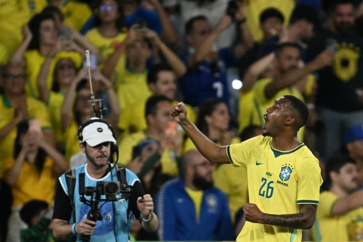 Rayan celebra seu primeiro gol pela Seleção Brasileira — Foto: Rayan celebra seu