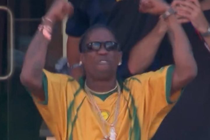 Travis Scott comemorando gol marcado por Vini Jr. — Foto: Travis Scott comemoran