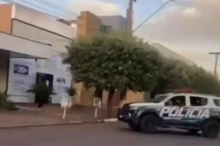 Momento em que os policiais militares o levaram ao hospital (reprodução) — Foto:
