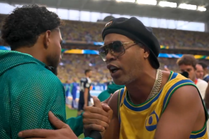 ronaldinho-gaucho-aparece-a-beira-do-campo-antes-de-brasil-x-escocia