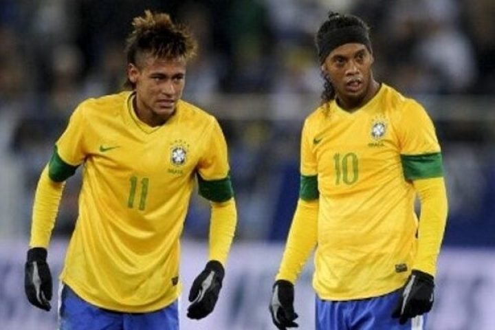 Foto: Lendas da Seleção Brasileira, Ronaldinho Gaúcho e Neymar durante duelo ent